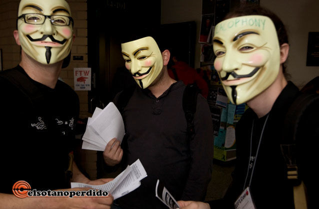 Anonymous se disculpa y lleva su protesta a las calles